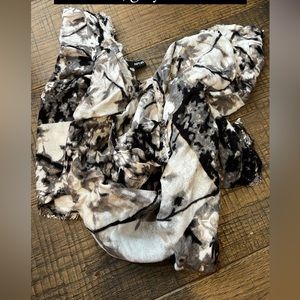 Apt 9 black white grey & cream scarf